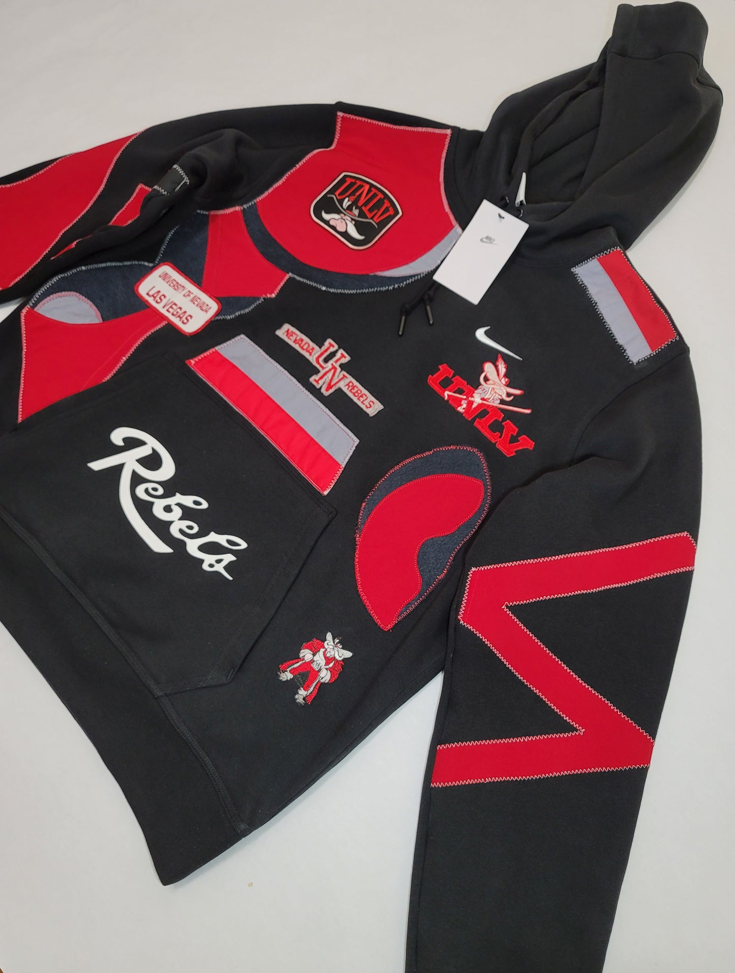 UNLV "RUNNIN REBELS" RETRO HOODED SWEATSHIRT (SIZE LARGE)